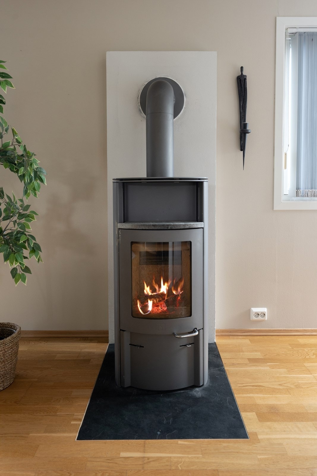 En moderne vedovn sørger for både hygge og effektiv oppvarming på kalde dager. Galleribilde