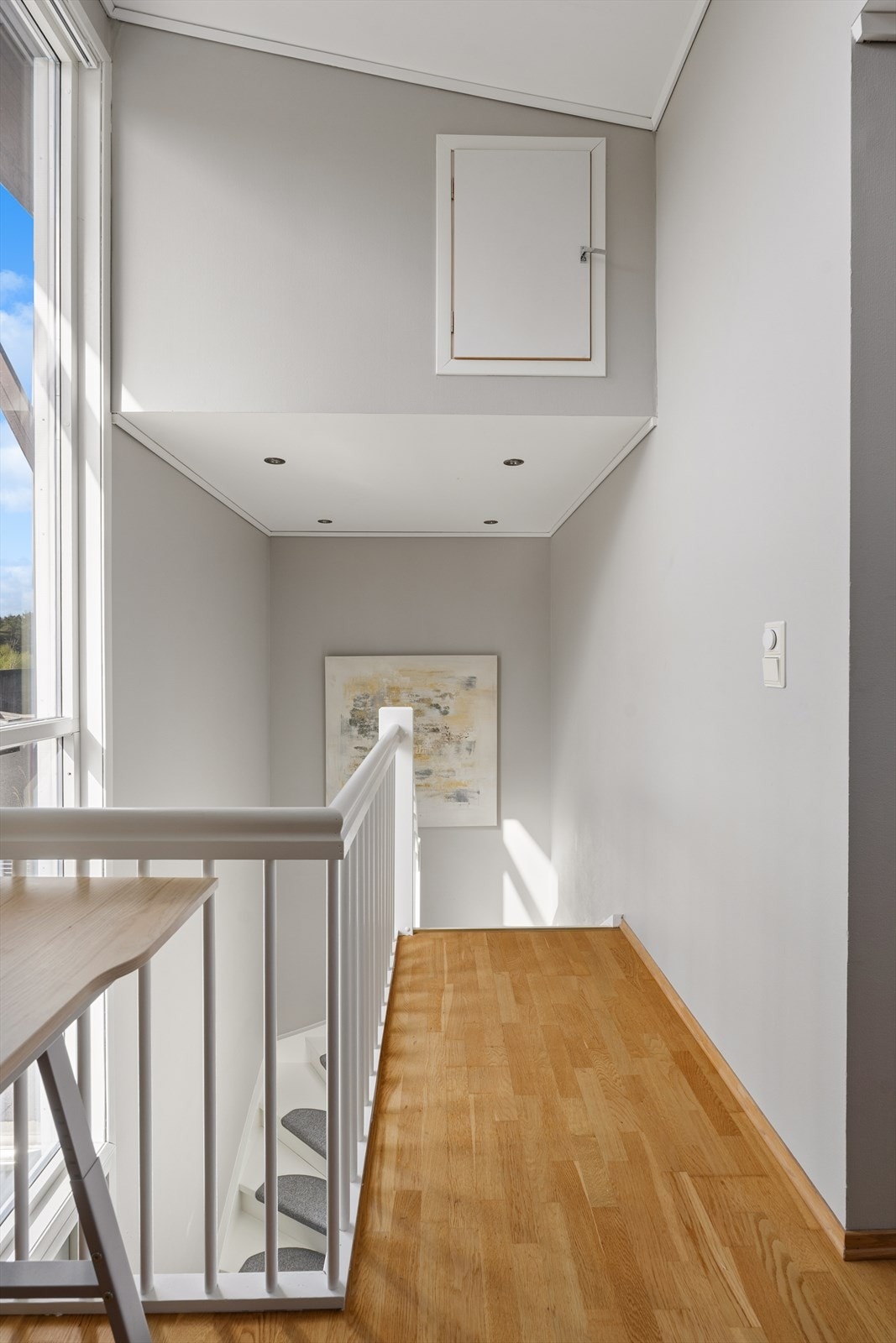 Trappen i tre fører opp til en lys og åpen gang i andre etasje. Galleribilde