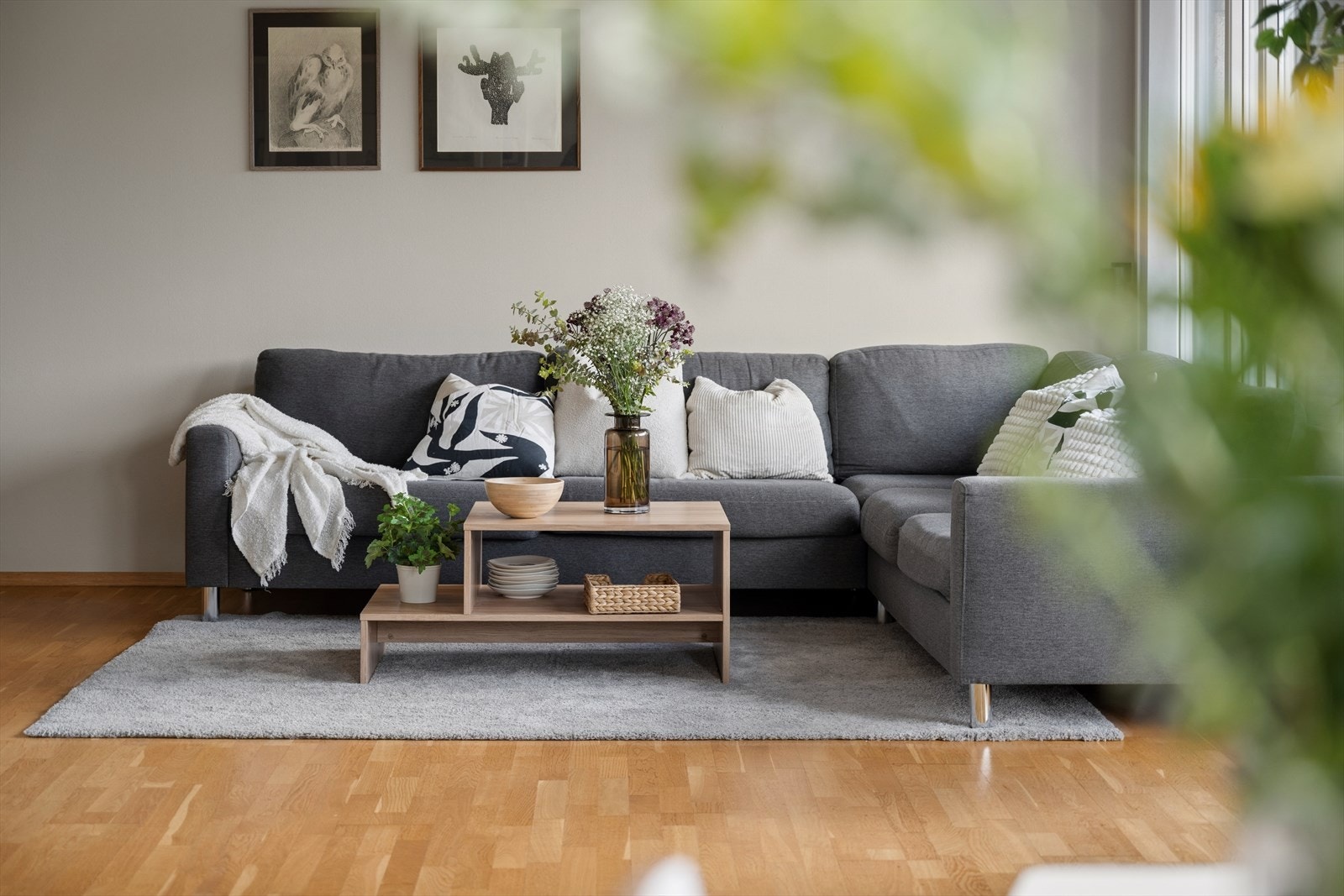 Stuen har parkett på gulvet og god plass til en romslig sofagruppe. Galleribilde