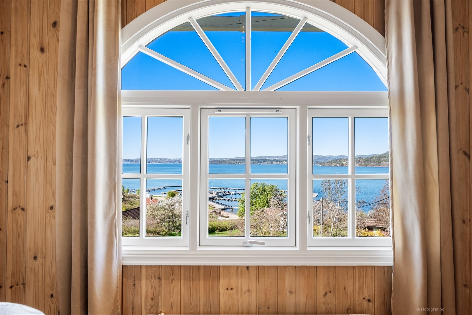 Vinduene er malte trevinduer, som slipper inn rikelig med dagslys. Galleribilde