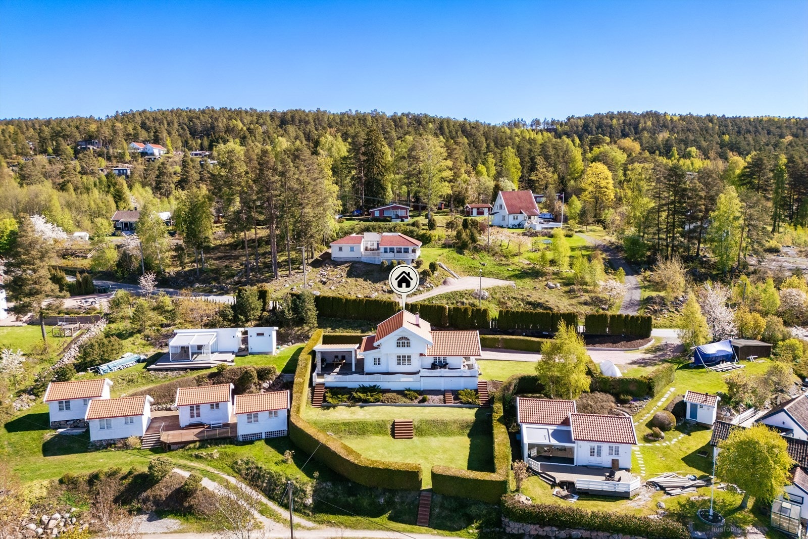 Eiendommen ligger høyt og fritt med gode solforhold. Galleribilde
