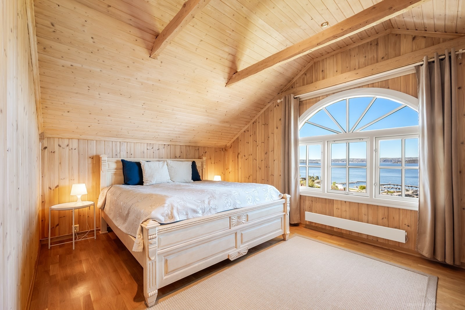 Fra soverommet kan du våkne til en flott utsikt mot Rødtangen båthavn, fjorden, Berger, Bjerkøya og Holmestrand. Galleribilde