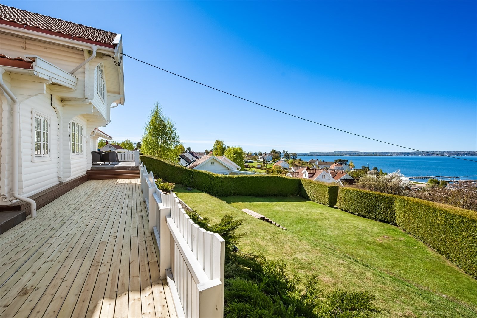 Fra terrassen er det videre forbindelse til hagen. Bygget lagringsplass under terrasse. Galleribilde