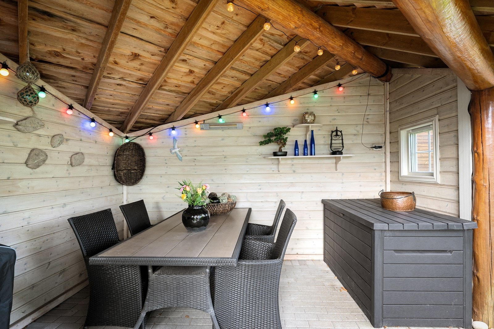 Inne i grillhytten er det god plass til spisebord og oppbevaring. Galleribilde