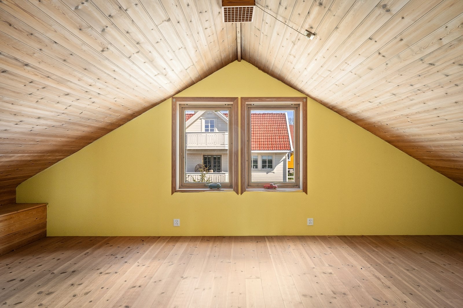 Loftet har store arealer under skråtak som gir gode lagringsmuligheter. Galleribilde