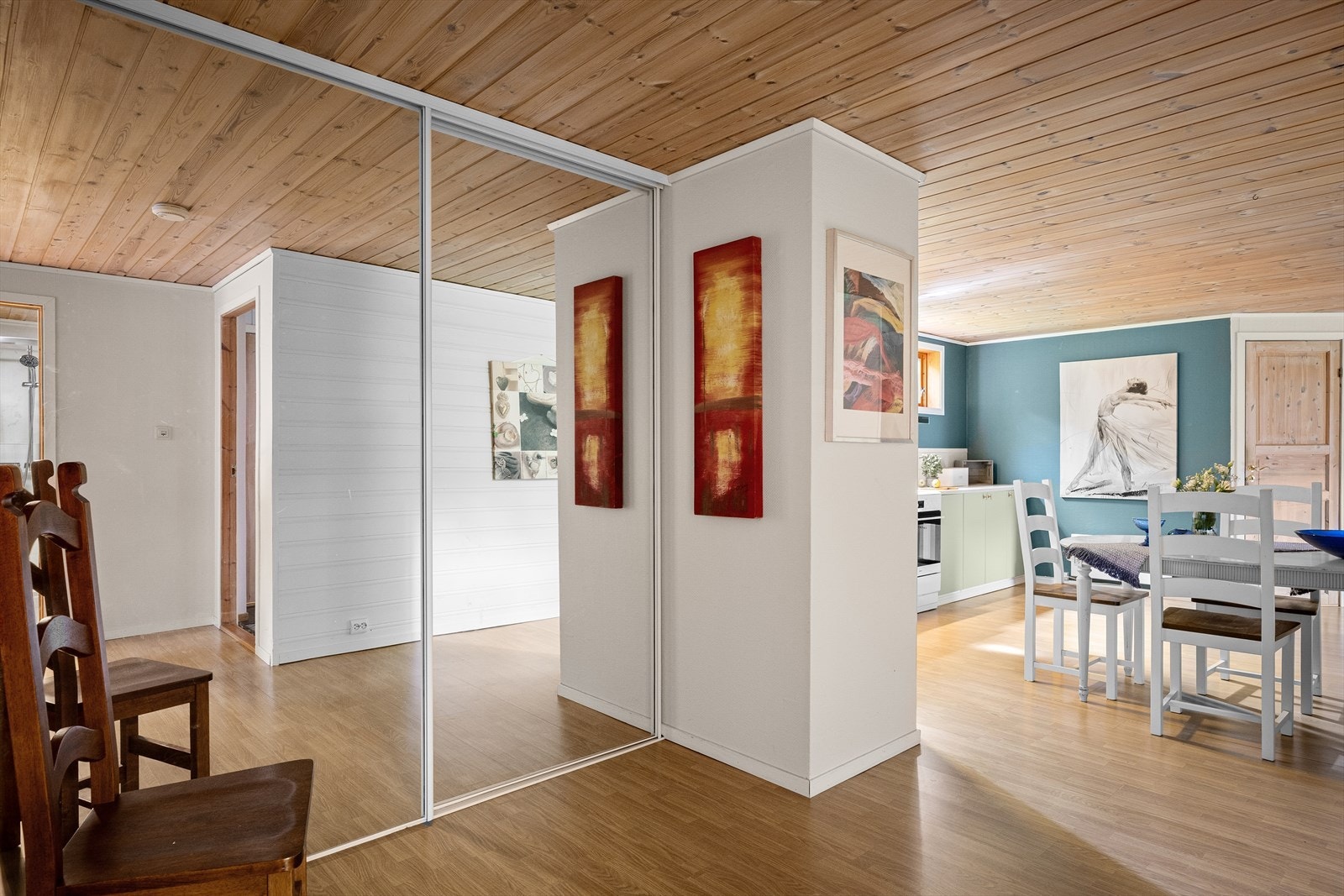 Skyvedørsgarderobe gir gode oppbevaringsmuligheter i kjelleren. Galleribilde