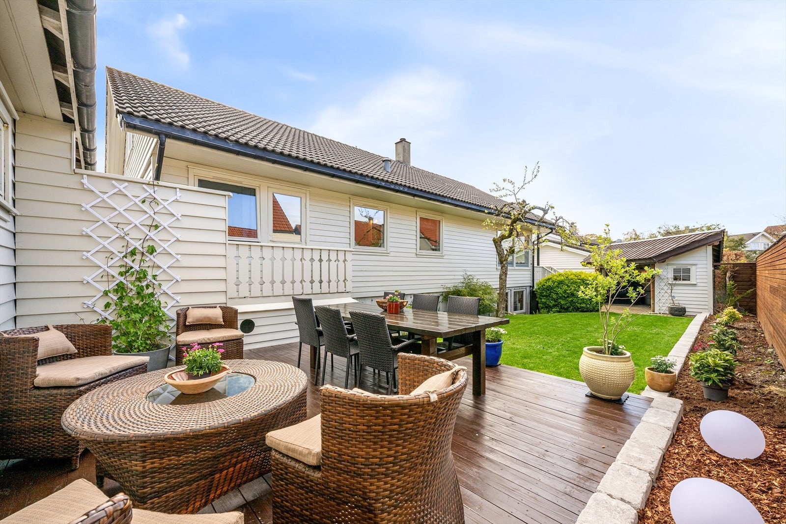 Pent opparbeidet hage med en stor terrasse og en platting på til sammen ca 39 m². Galleribilde