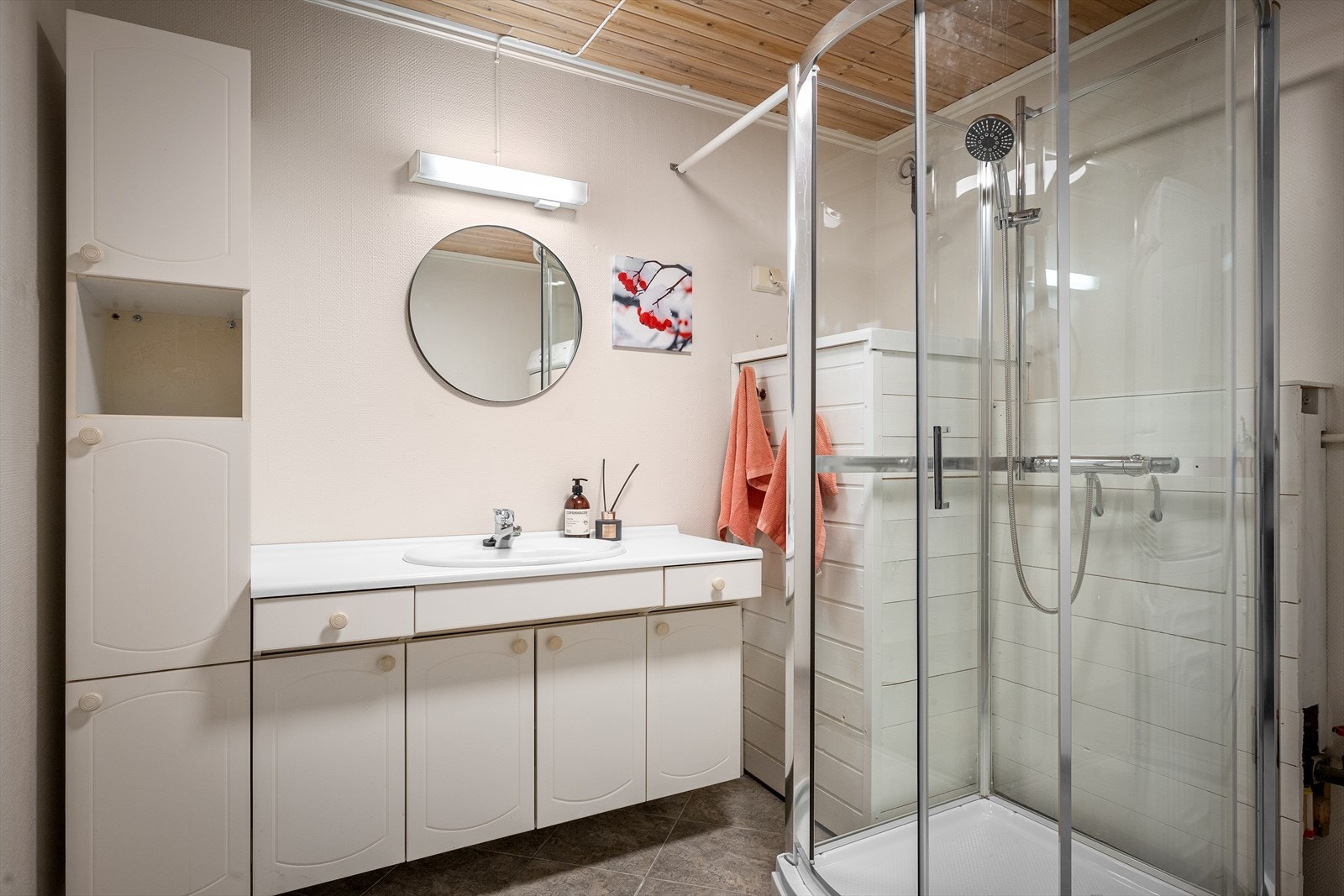 Badet i kjelleren har dusjkabinett og innredning med nedfelt servant. Galleribilde