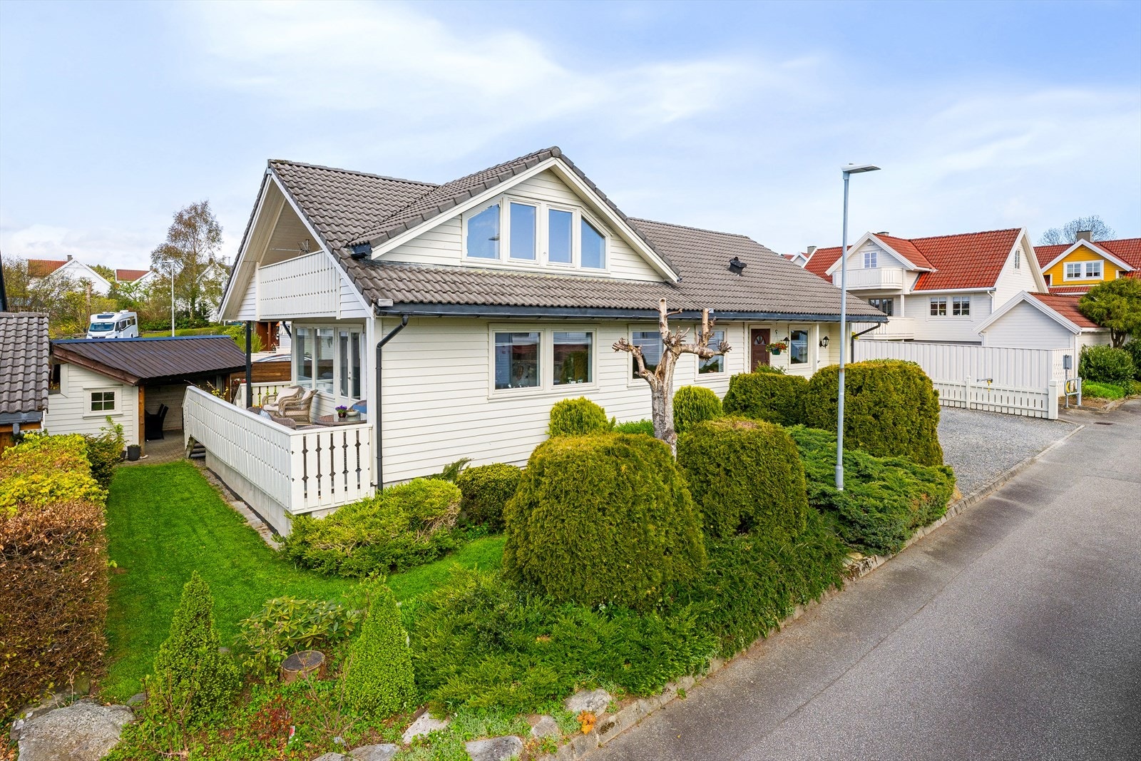Eiendommen ligger i et etablert og etterspurt boligområde med kort vei til skoler, butikker og idrettsanlegg. Galleribilde