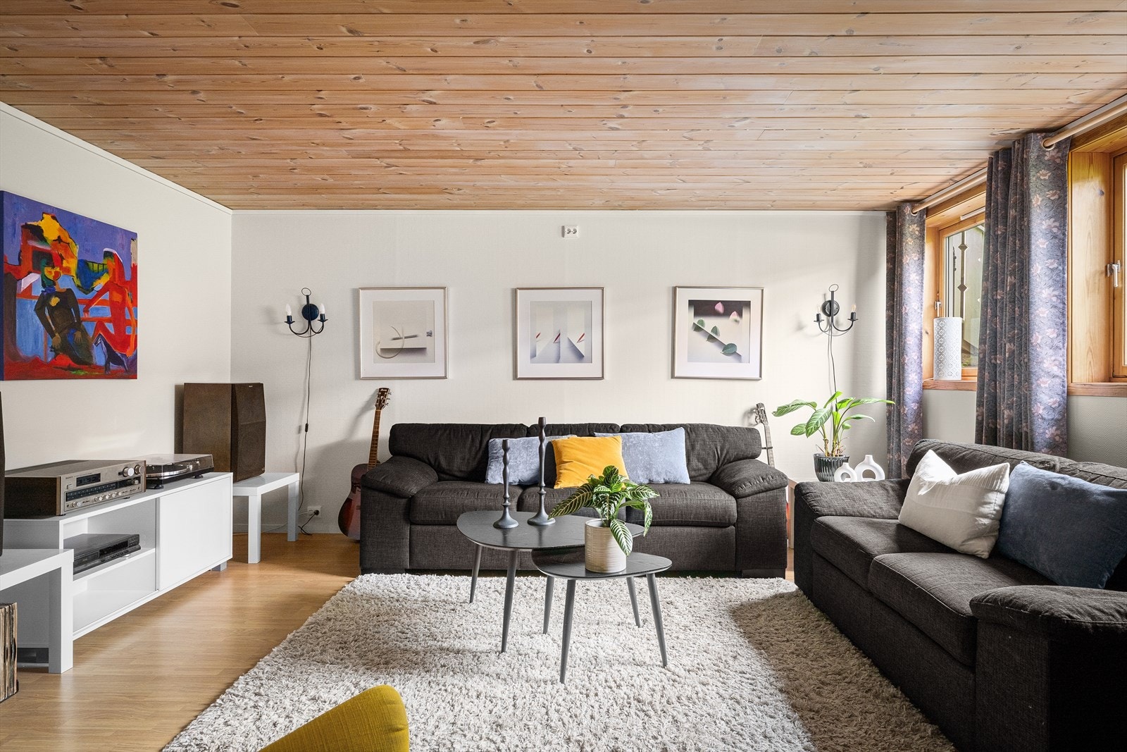 Stuedelen av det innredede rommet i kjelleren har plass til en romslig sofagruppe. Galleribilde