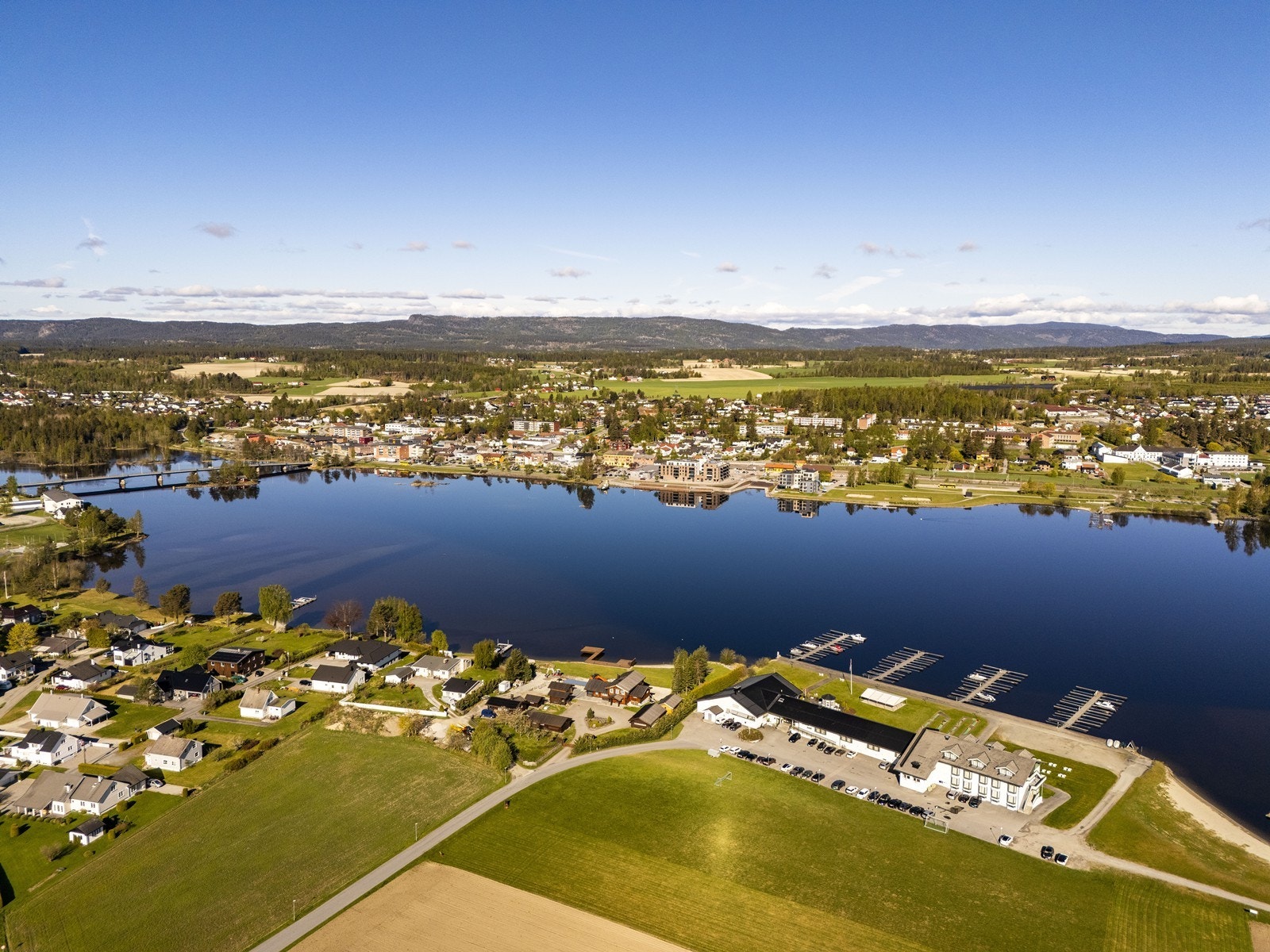 Oversikt over Vikersund sentrum, hvor man finner butikker og servicetilbud. Galleribilde
