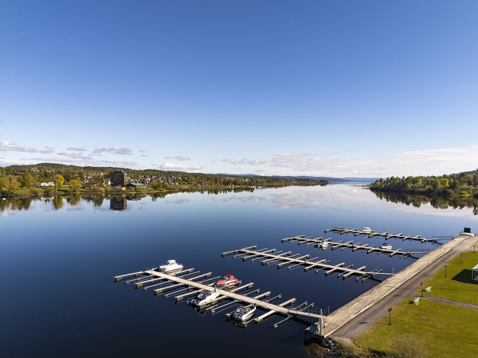 Vikersund stasjon ligger kun 4 minutter unna med bil, med togforbindelse. Galleribilde