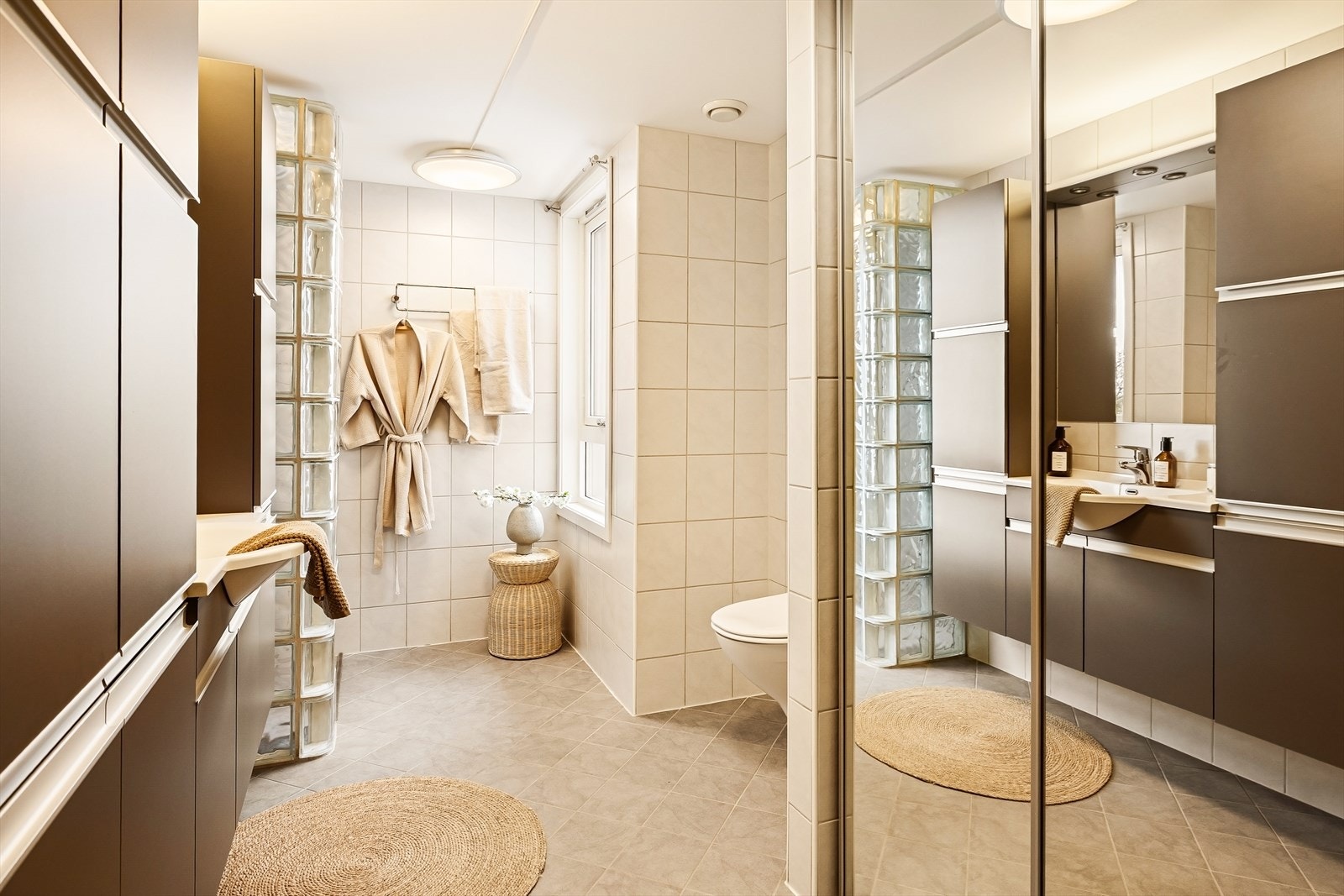 - Et lekkert helfliset bad som måler 9,4 m² - Galleribilde