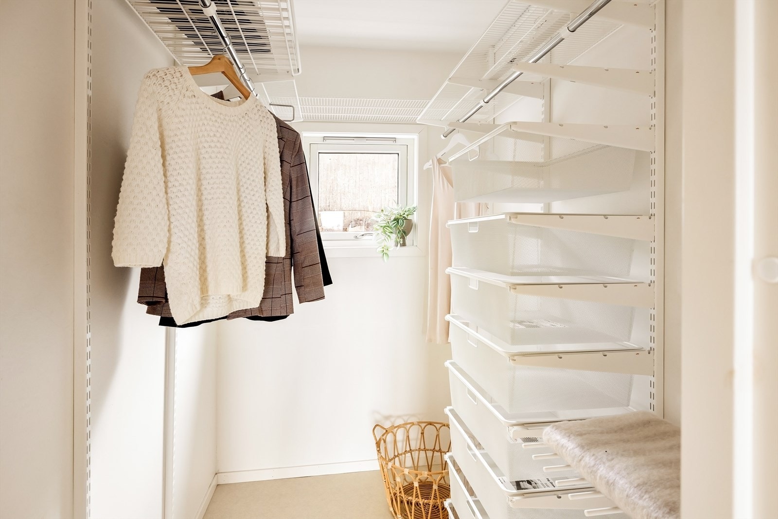 - Walk in garderobe - praktisk for ekstra oppbevaring - Galleribilde