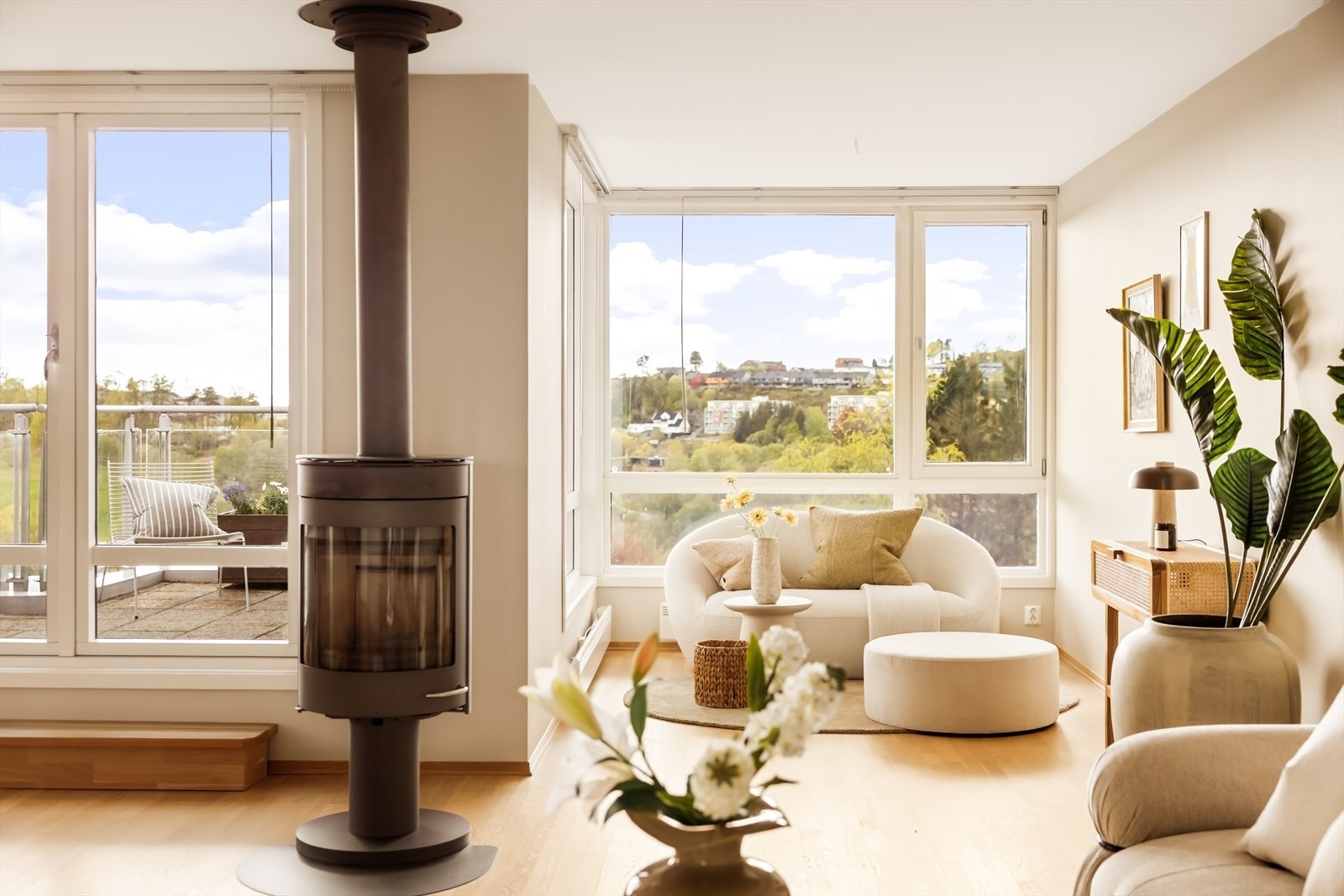 - Innvendig har leiligheten et bra-i på 113 m² og inneholder entré, gang, to bad, to soverom, stue og kjøkken - Galleribilde
