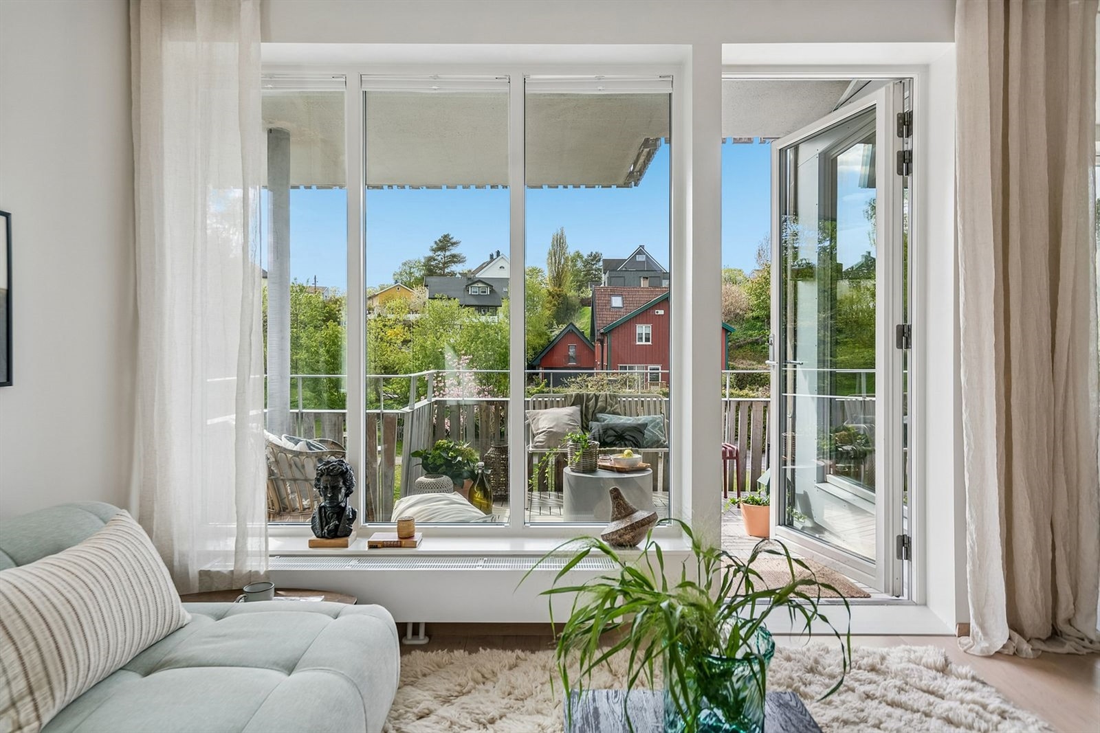 Fra stuen er det utgang til en solrik vestvendt balkong. Galleribilde