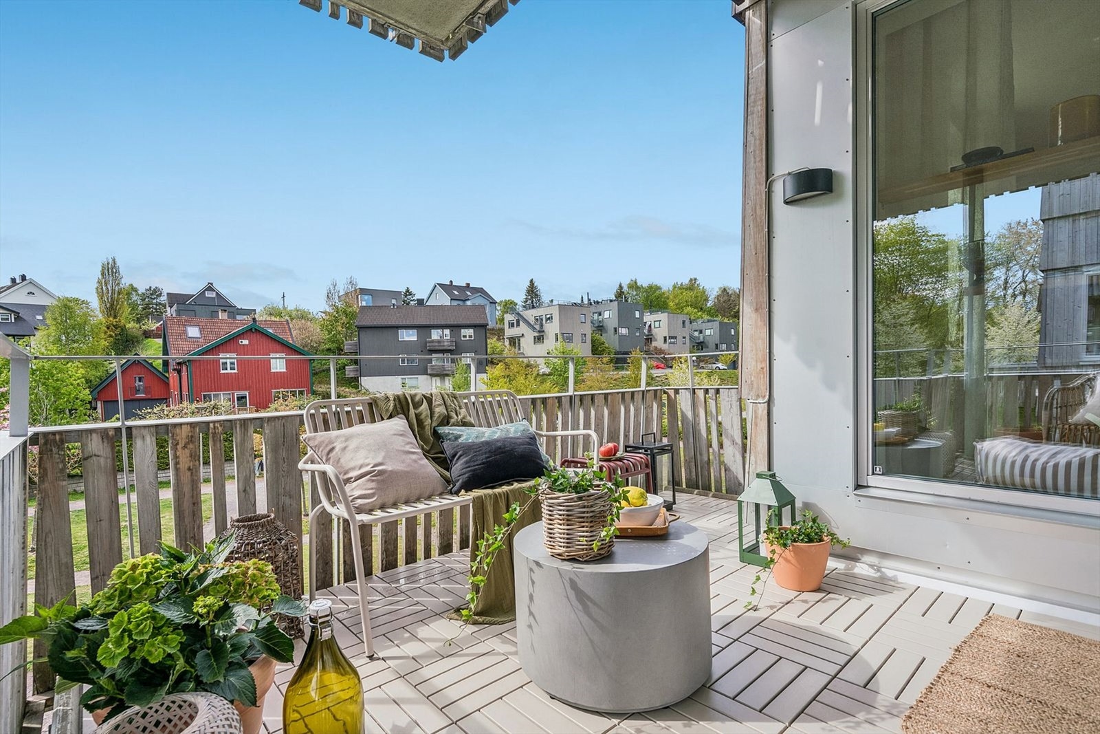 Leilighetens planløsning består av en romslig entré, stue og kjøkken i delvis åpen løsning, et baderom, to soverom og en praktisk hems med adkomst fra det ene soverommet. Galleribilde