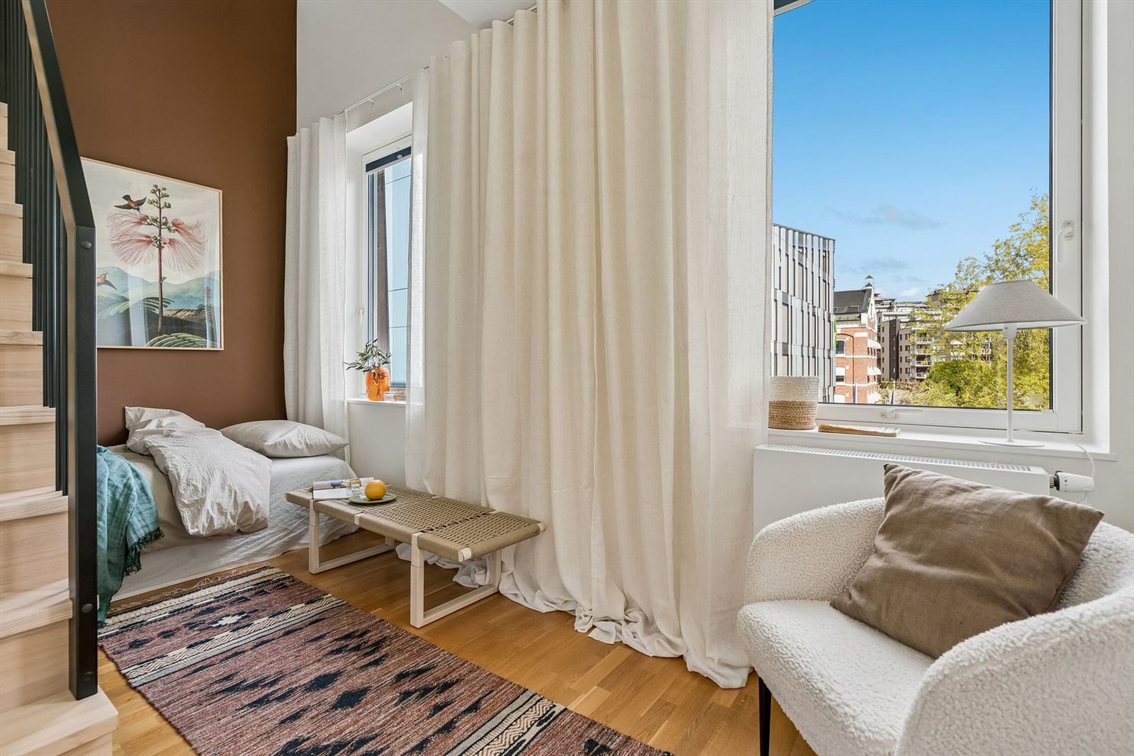 Soverom nr. 2 har også adkomst fra entréen og har god plass til seng og øvrig oppbevaring. Galleribilde