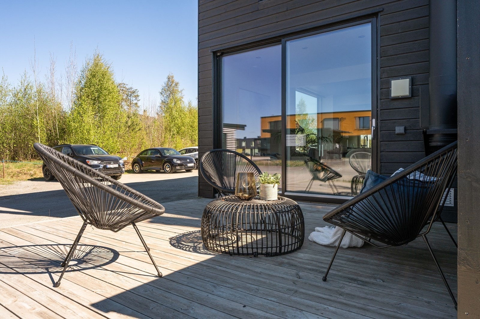 Den vender mot vest, noe som gir gode solforhold utover ettermiddagen og kvelden. Galleribilde