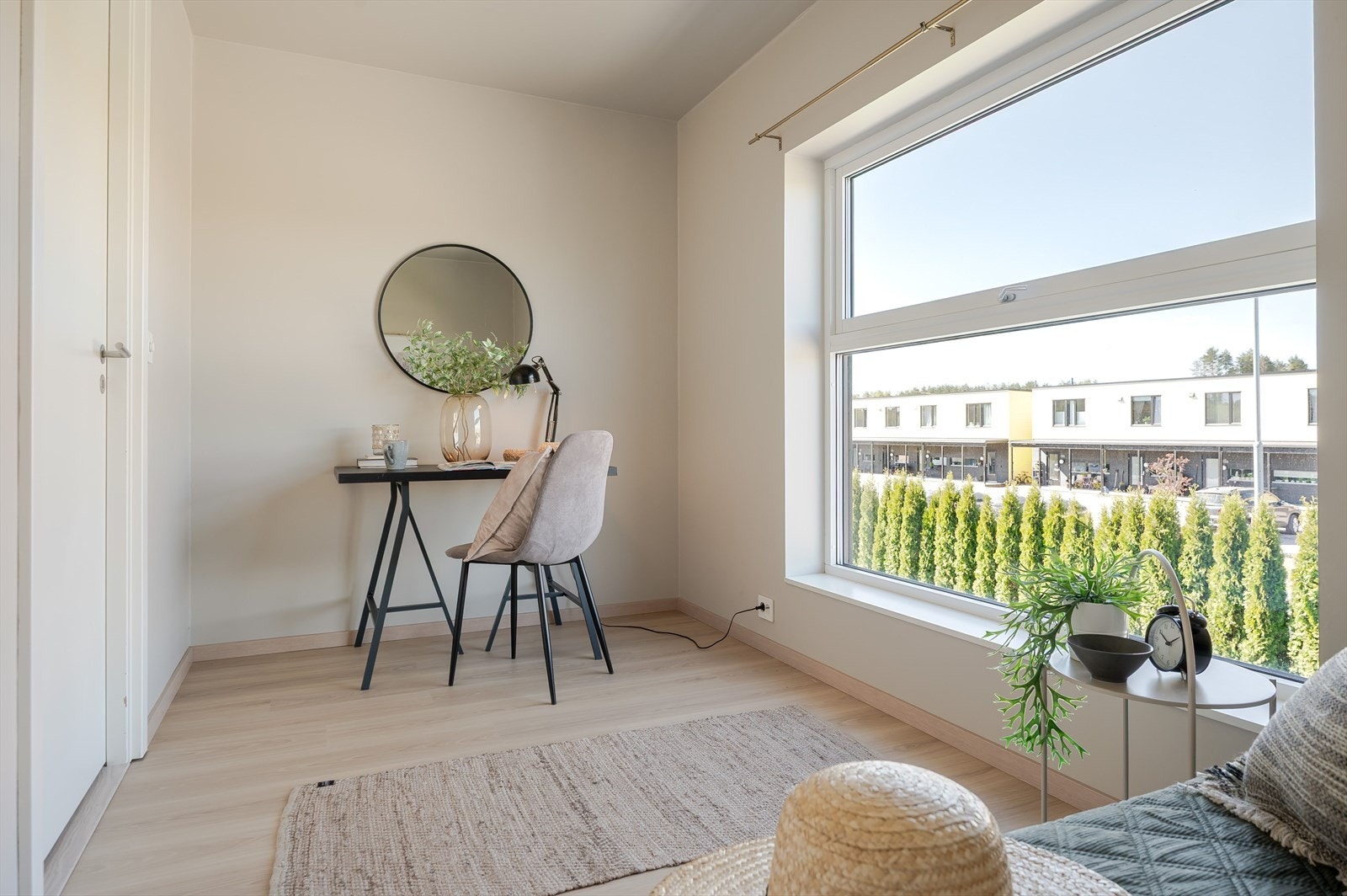 Det er plass til seng og garderobeskap. Galleribilde