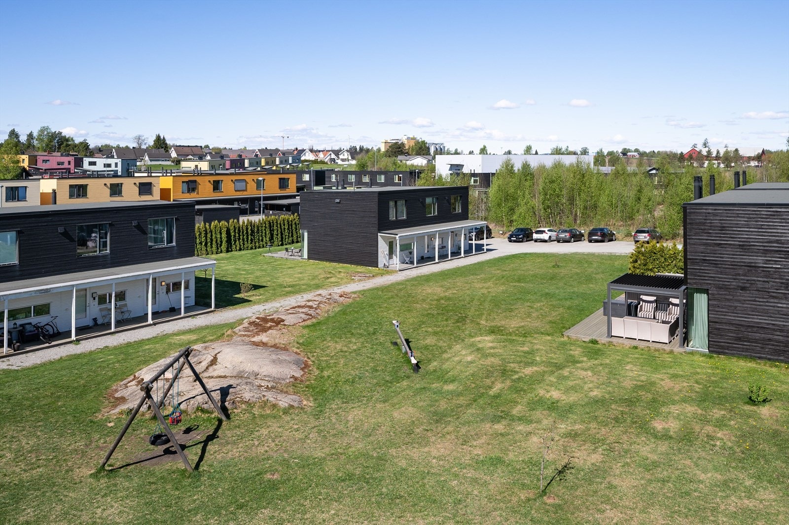 Det er fine fellesområder for sameiet med plenareal, huskestativ mm. Galleribilde