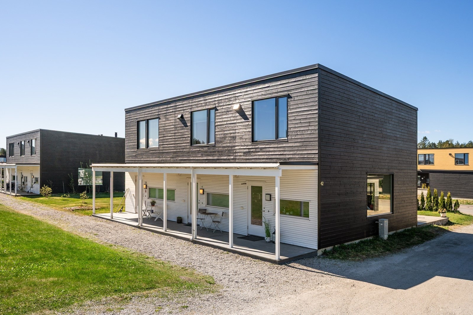 Boligen har egen inngang via overbygd felles inngangsparti. Galleribilde