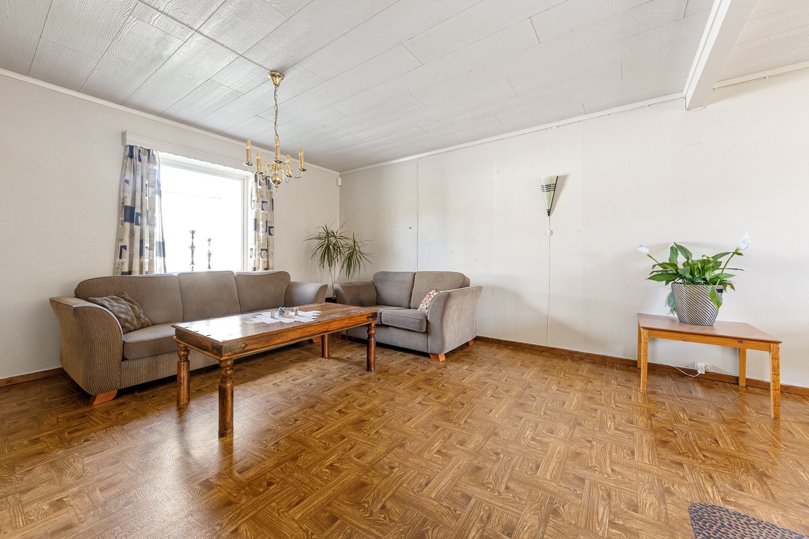 Rommet er lett å møblere og har plass til en større sofagruppe. Galleribilde