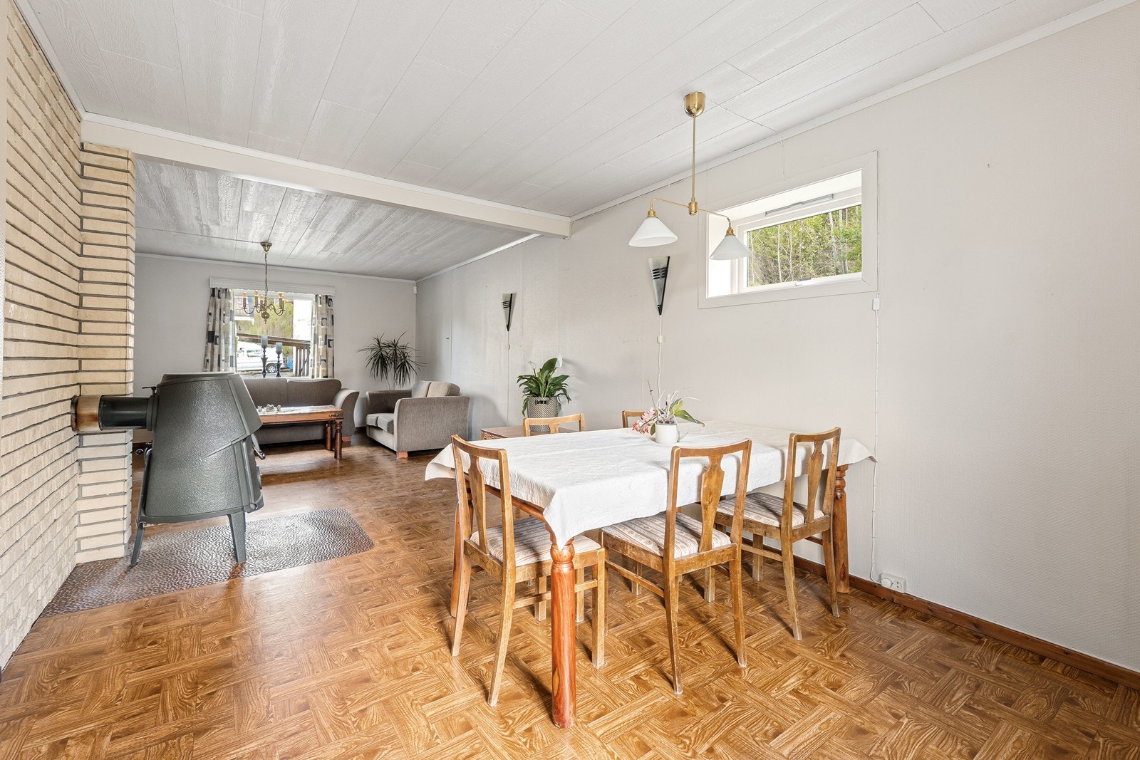 Stuen har god plass til både spisebord og sofagruppe. Vedovnen gir en lun atmosfære. Galleribilde