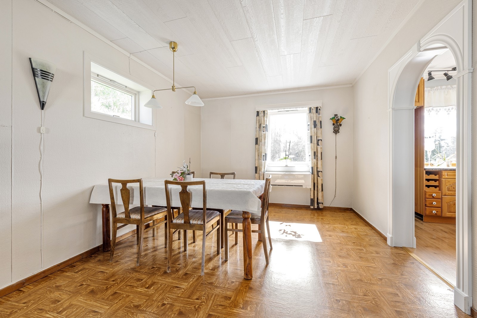 Spisestuedelen har vinduer som slipper inn godt med dagslys. Galleribilde