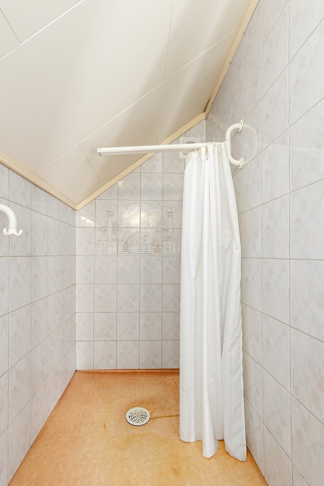 Badet i andre etasje har fliser på veggene og linoleum på gulvet med gulvvarme. Galleribilde