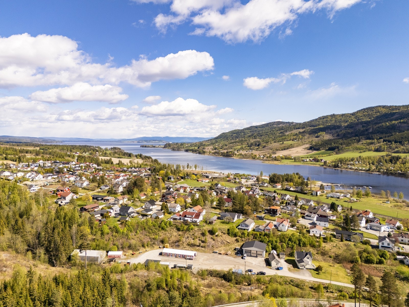 Eiendommen har en sentral beliggenhet i Vikersund, med kort vei til sentrum, skoler og friluftsområder som Øya og Furumo. Galleribilde