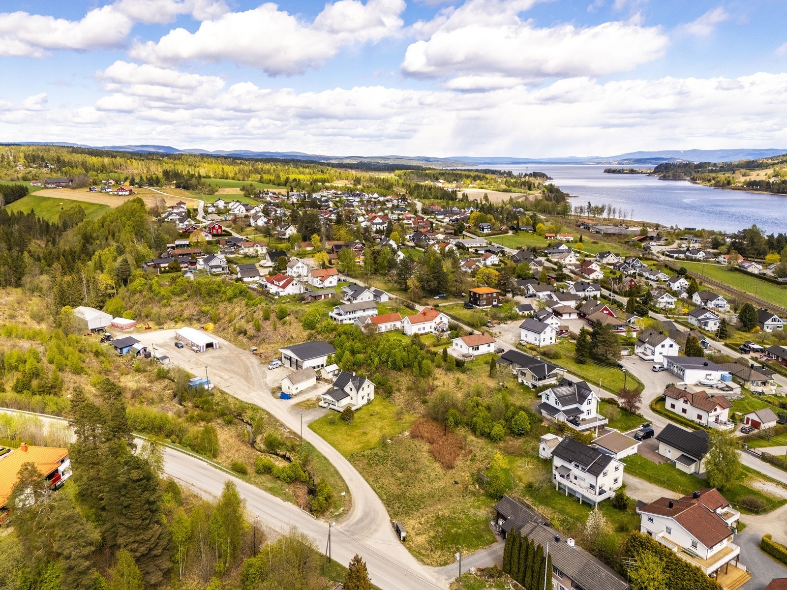 Med sin strategiske plassering er Vikersund et godt utgangspunkt for pendlere, med enkel adkomst til E134. Galleribilde