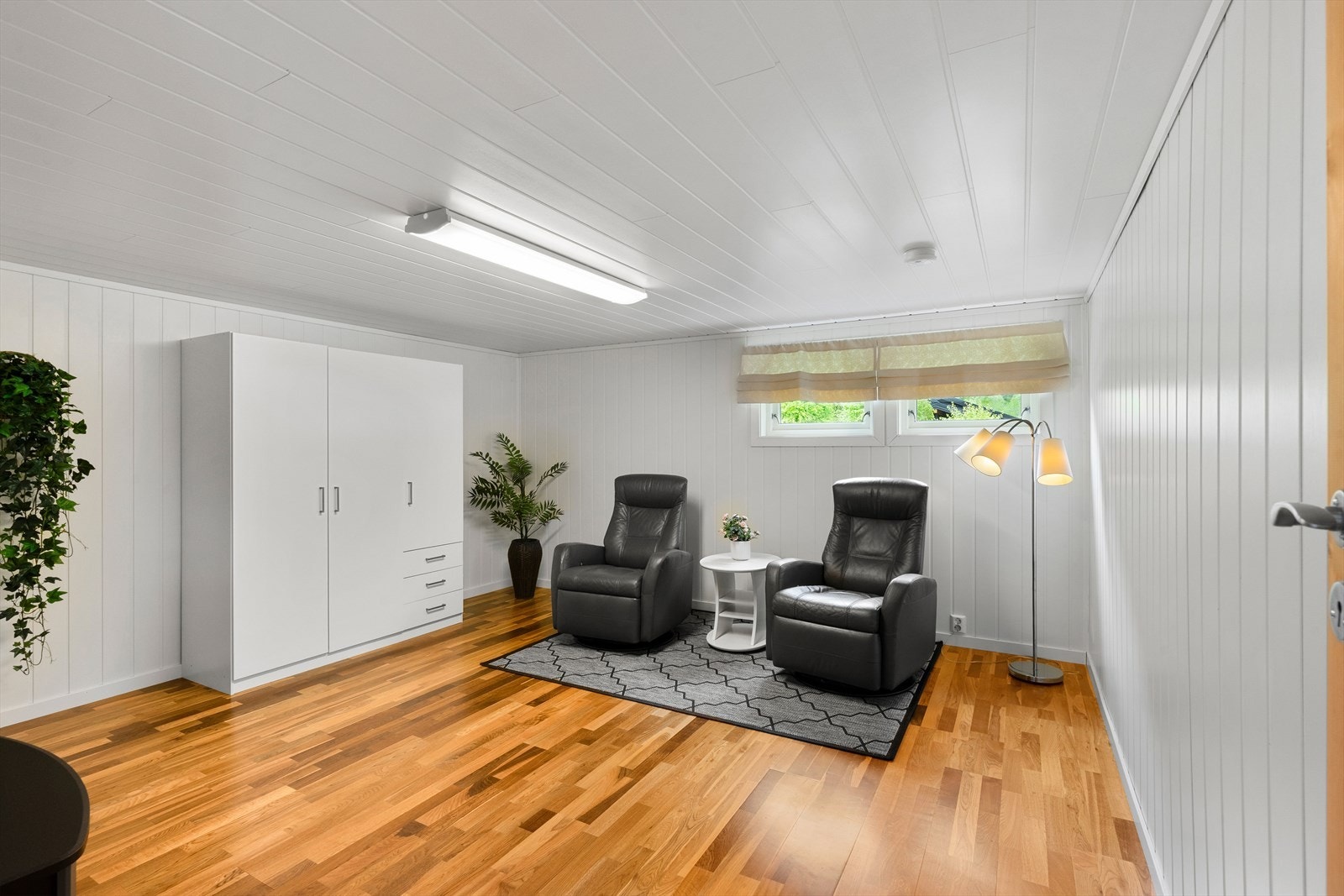 Rommet har vinylbelagte gulv og vegger med malte strie for en solid finish. Galleribilde
