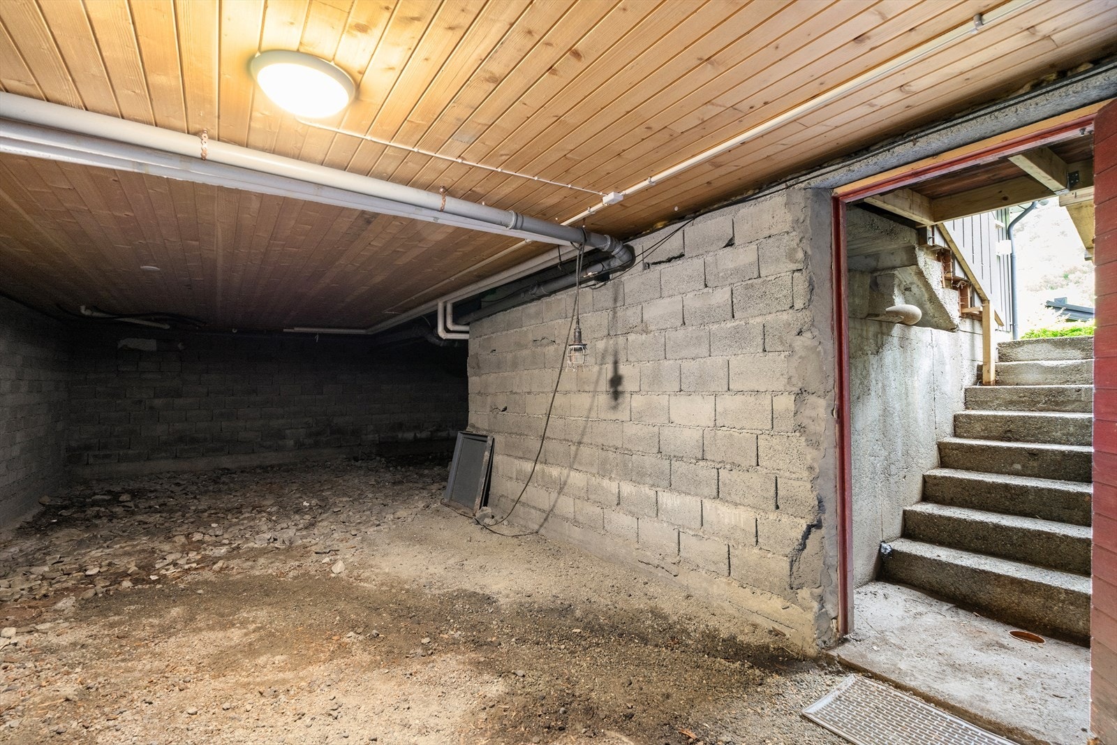 Kjelleren har vegger av betongstein med synlig fuktopptrekk og saltutslag, samt gruslagt gulv. Galleribilde