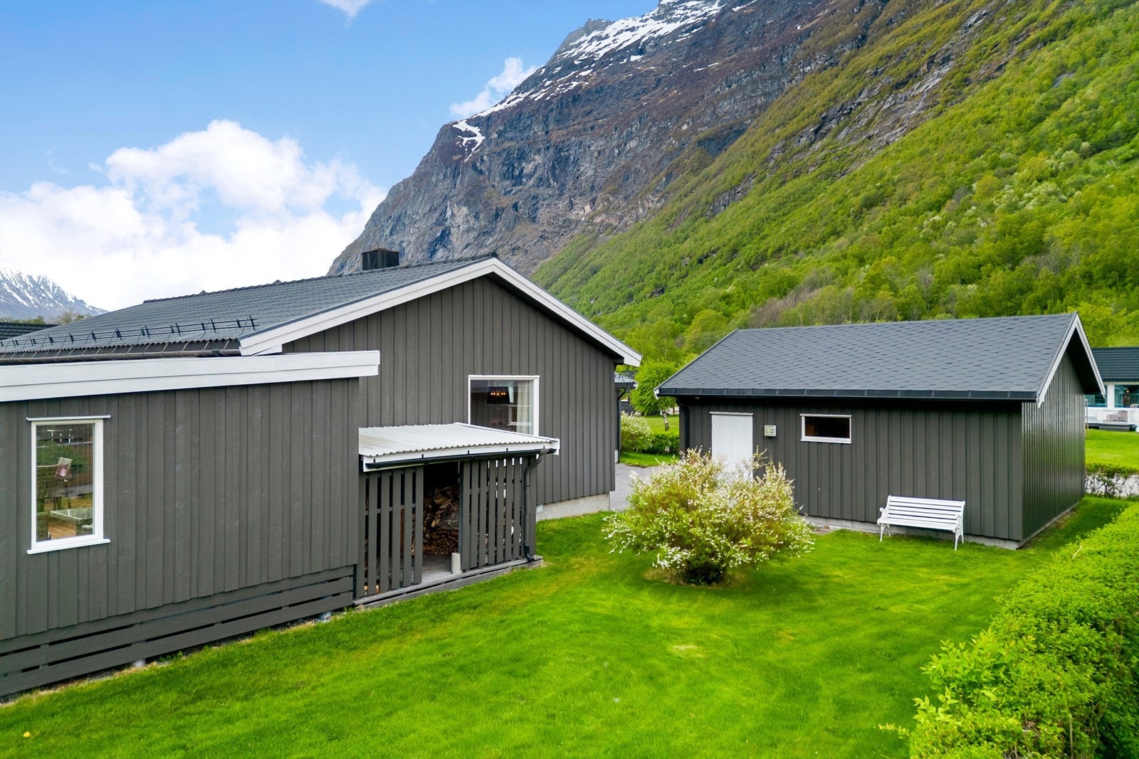 Eiendommen har adkomst via offentlig vei og ligger i et naturskjønt område. Galleribilde