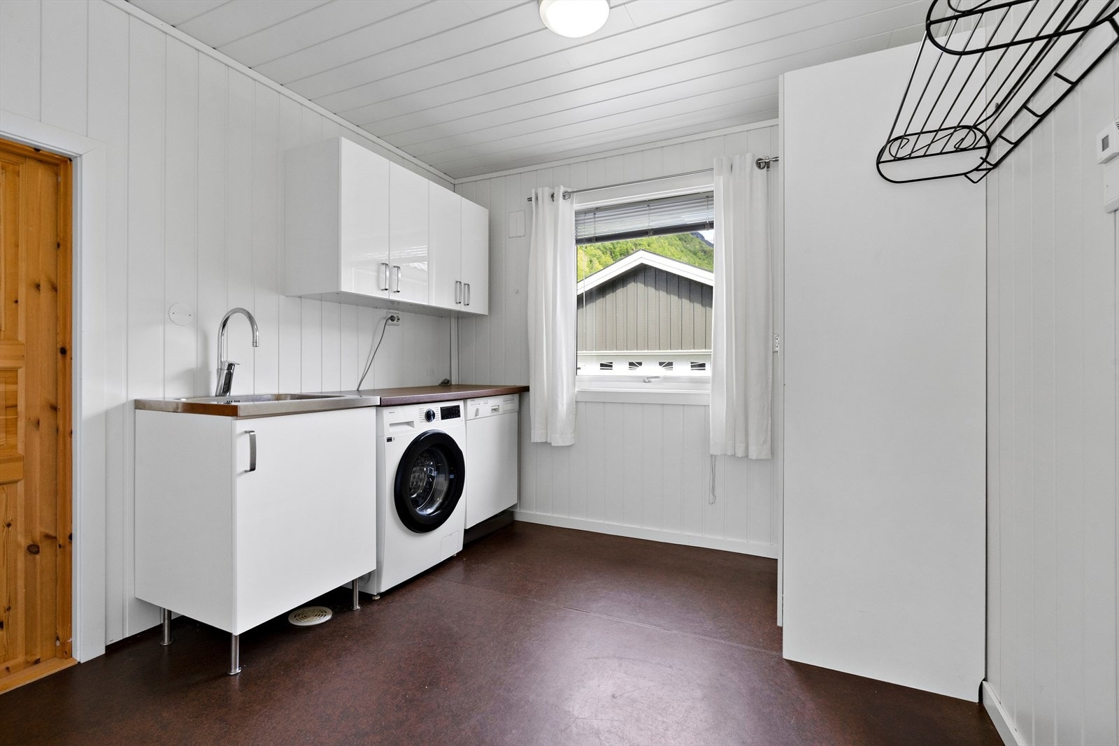 Vaskerommet har vinylbelegg på gulv og panelplater på veggene, samt opplegg for vaskemaskin. Galleribilde