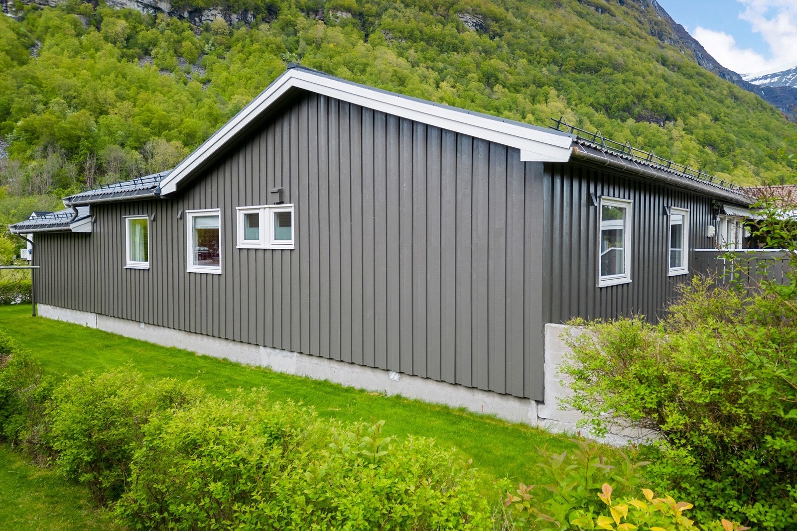 Eiendommen har en malte ytterdører og vinduer med 2-lags glass. Galleribilde