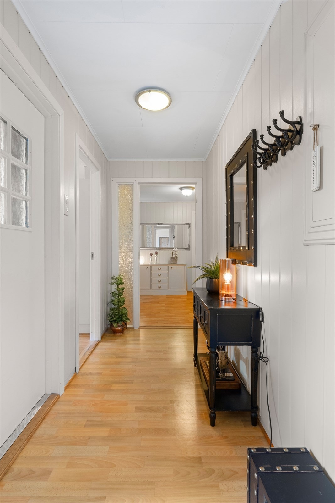 Entréen har malte veggflater og vinylbelegg på gulvet, som gir en praktisk løsning. Galleribilde