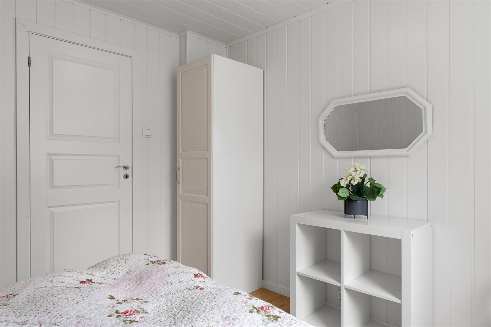 Garderobeskap gir god oppbevaringsplass i rommet. Galleribilde
