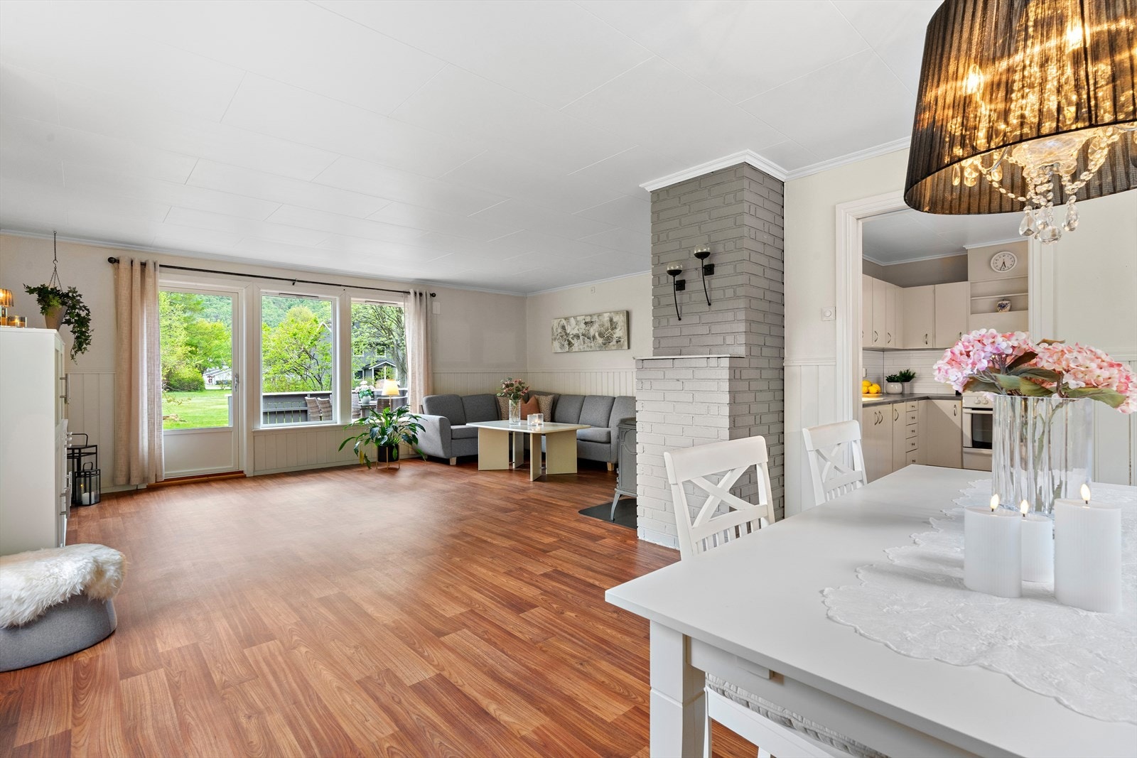 Spiseplassen har god plass og ligger i tilknytning til stuen. Galleribilde