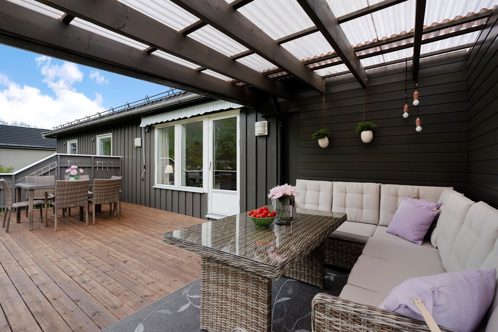 Terrassebordene skaper en jevn og komfortabel gangflate på verandaen. Galleribilde