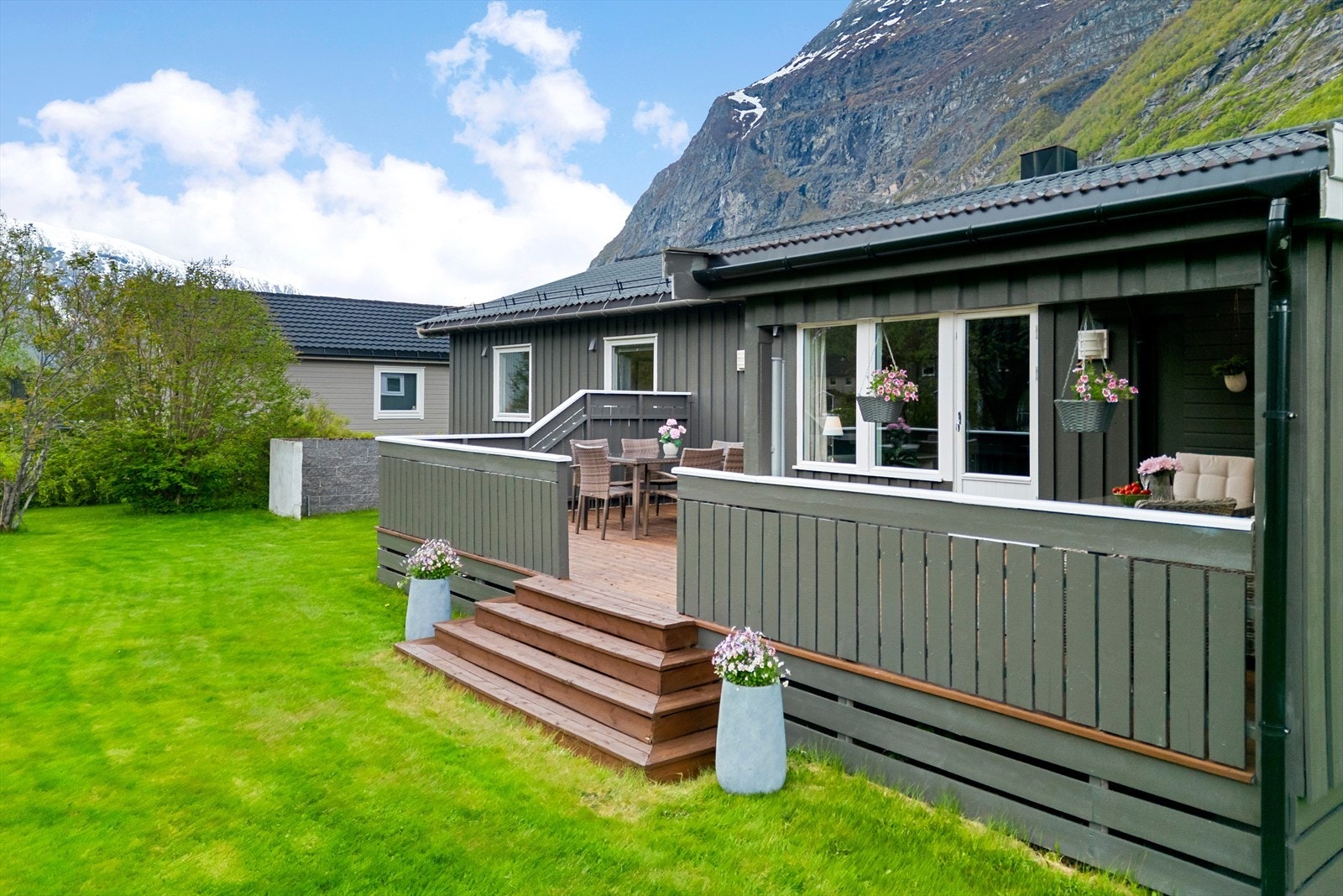 Verandaen er utstyrt med rekkverk og har utgang fra stuen via en hvitmalt balkongdør med glass. Galleribilde