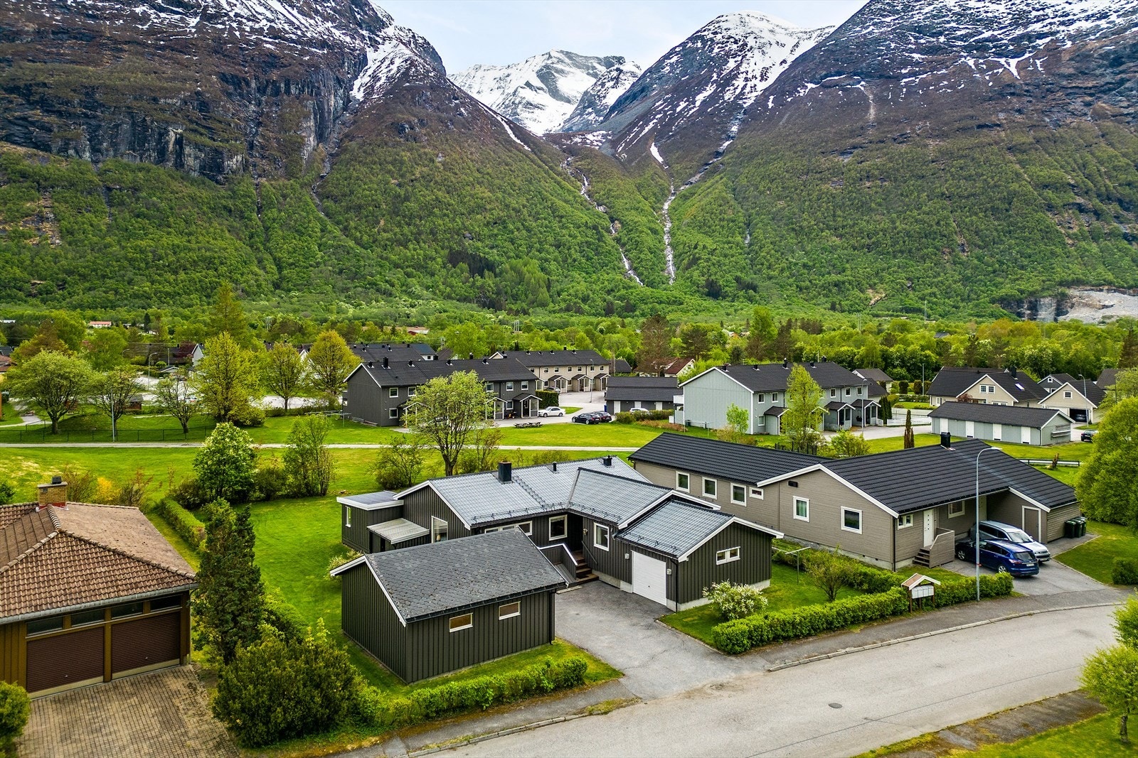 Eiendommen har en relativt flat tomt med plen Galleribilde