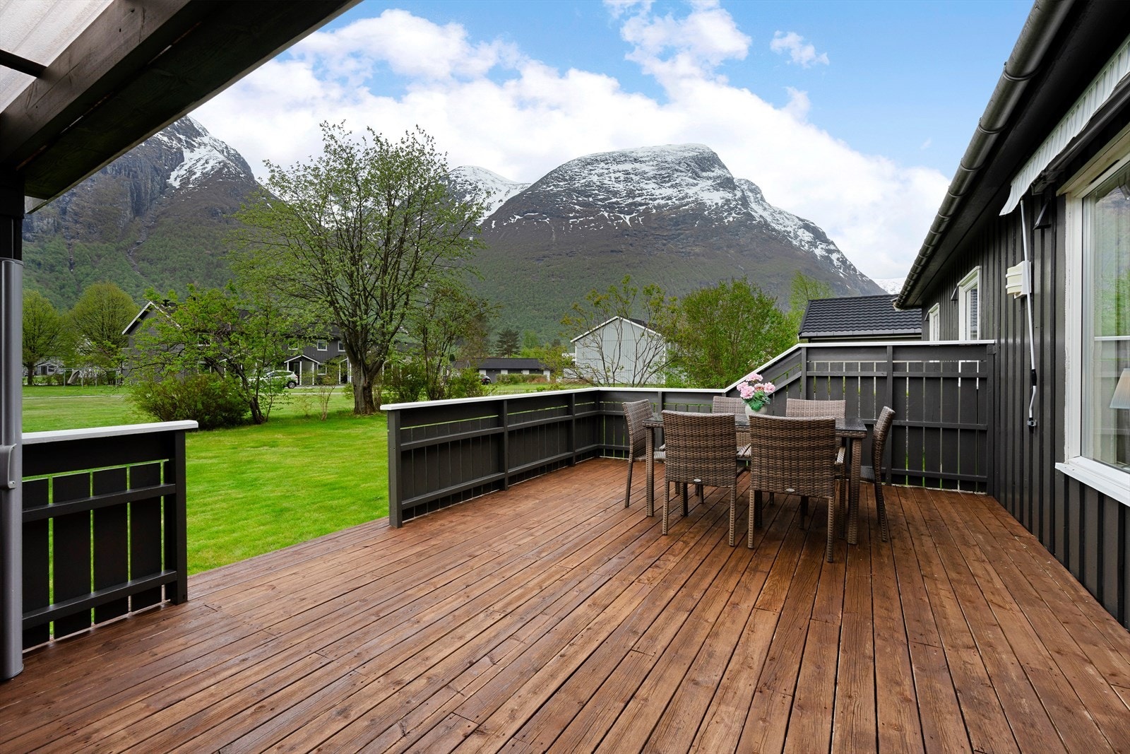 Fra verandaen er det utsikt mot det omkringliggende hageområdet. Galleribilde