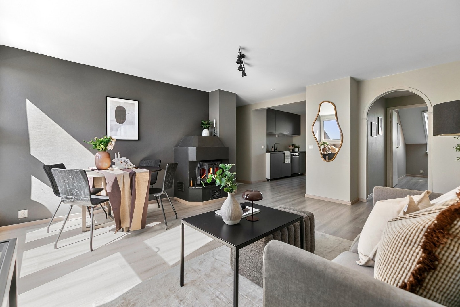 Stuen er romslig og innbyr til både avslapning og hyggelige sammenkomster, med god plass til både sofagruppe og spisebord. Galleribilde