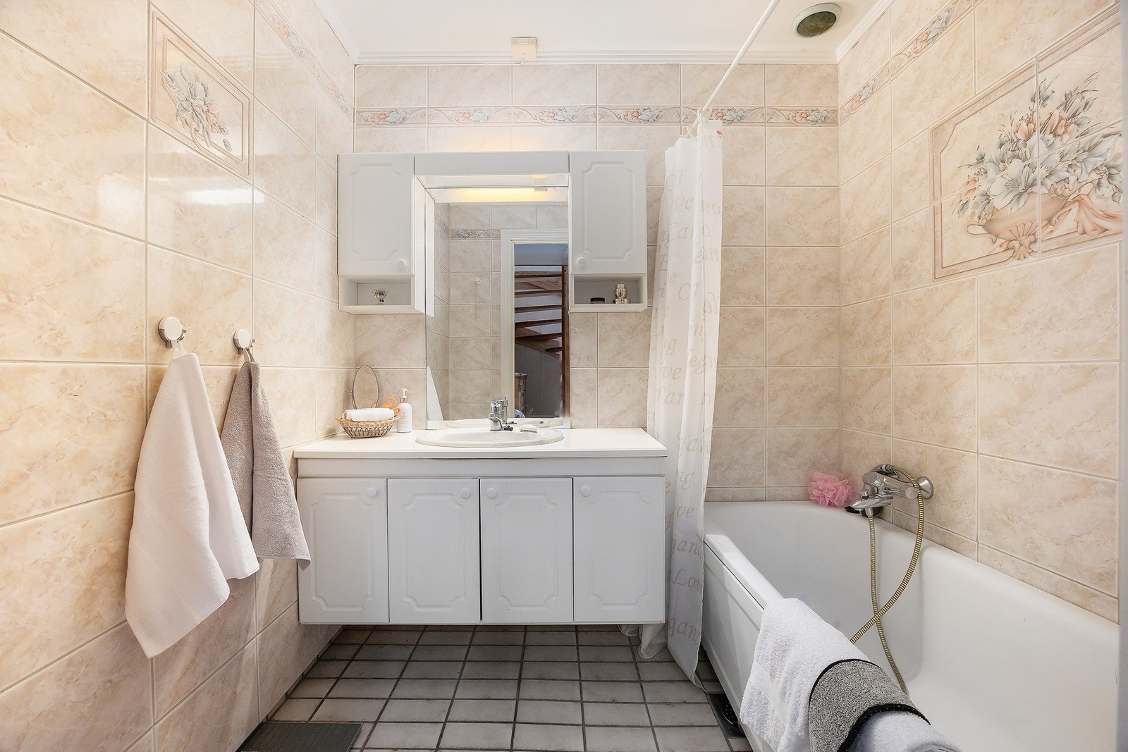 Badet er flislagt med varmekabler, og er innredet med servant og badekar. Galleribilde