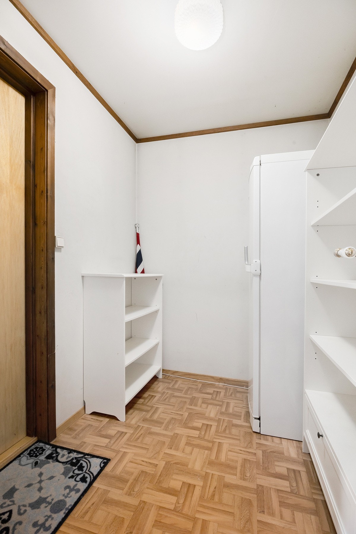 Det er godt med lagringsplass i boligen i garderoberom, samt to boder. Galleribilde