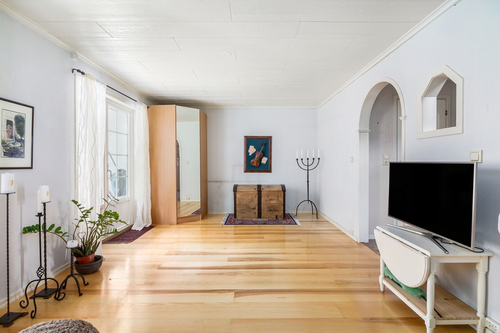 Stuen i 1.etasje er en flott bonus med god takhøyde, peis og direkte utgang til hagen. Galleribilde