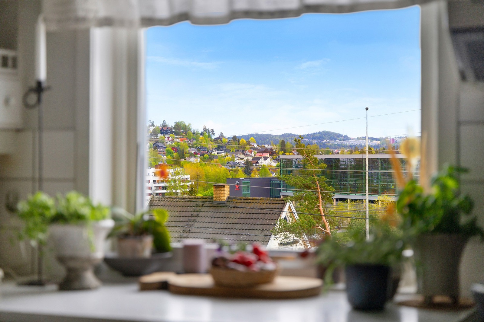 Fra kjøkkenet er det et åpent og hyggelig utsyn over nærområdet. Galleribilde