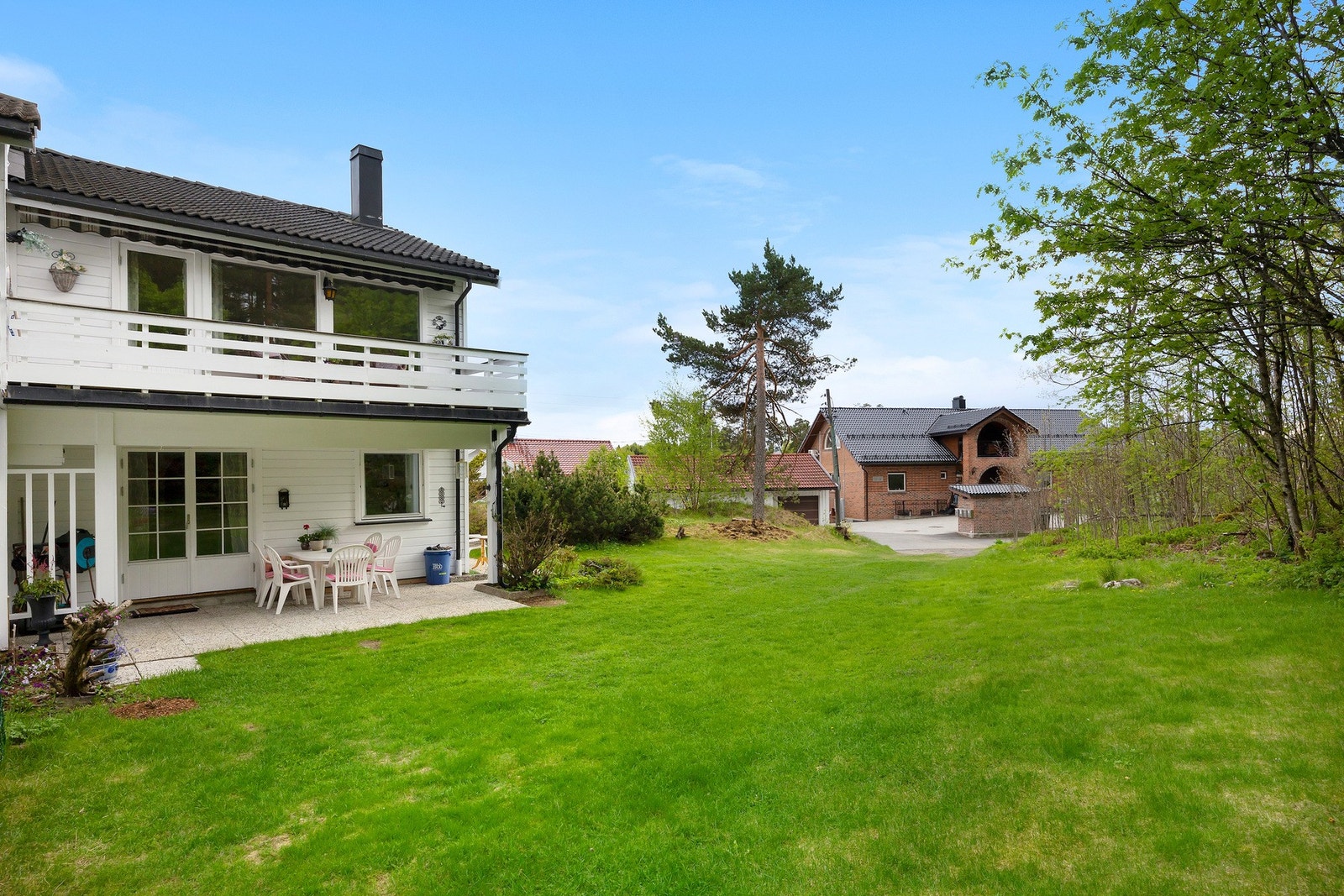 Stor gressplen hvor hele familien og de firbeinte virkelig trives! Galleribilde